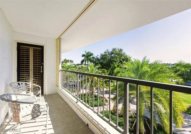 4th image of 2378 Gulf Shore Blvd N #303, Naples, FL 34103 | MLS# 225085190