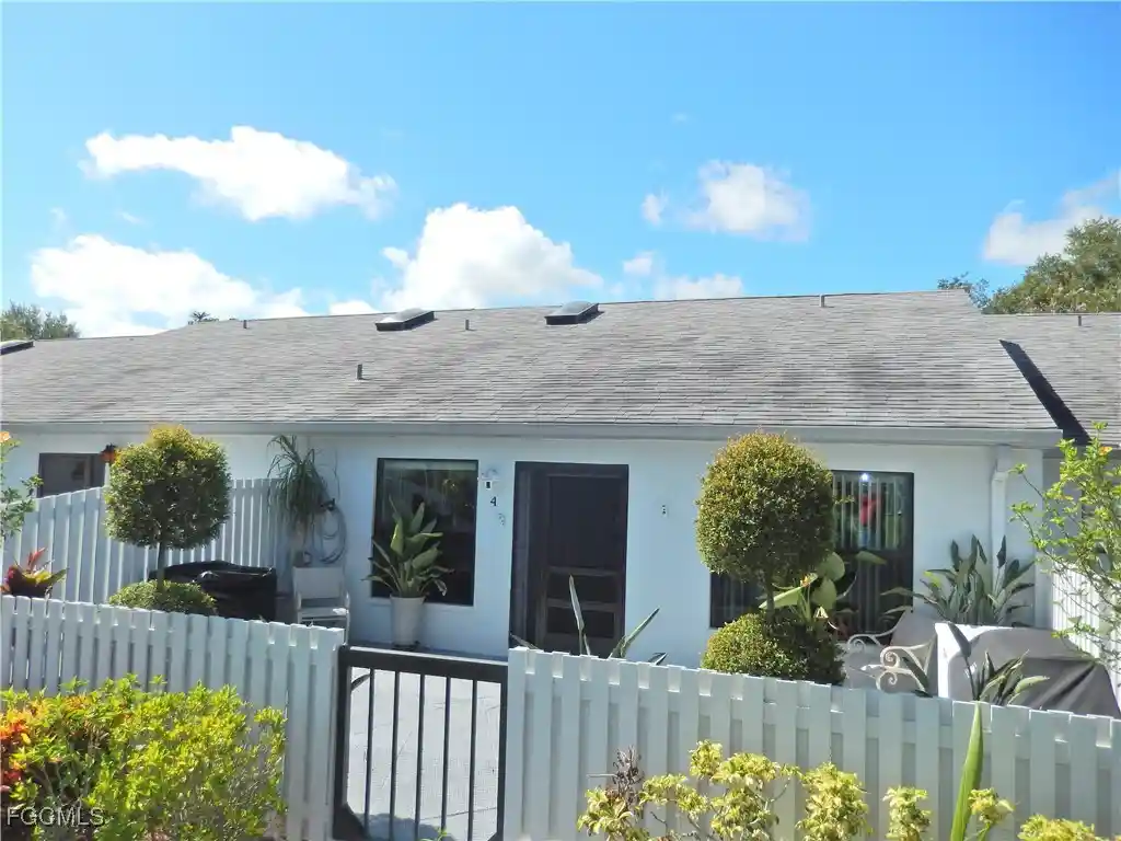 Listing Photo 1 - Condo for sale in 9620 Villa Dr located at 9620 Villa Dr, Fort Myers, FL 33905 - Unit 9620 Villa Dr