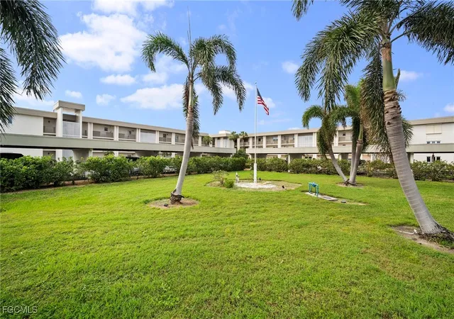 Listing Photo 3 - Condo for sale in building located at 6102 Augusta Dr, Fort Myers, FL 33907 - Unit #302