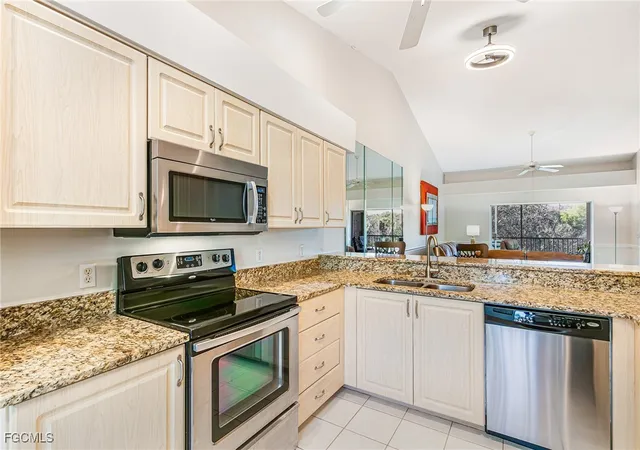 Listing Photo 5 - Condo for sale in building located at 14310 Hickory Links Ct, Fort Myers, FL 33912 - Unit #1726