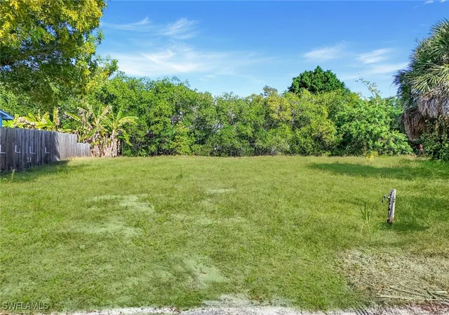Photo 3 of Sale Pending at 59 River Ct, Naples, FL 34110 | MLS# 226003496 | Listing updated on 2026-08-01