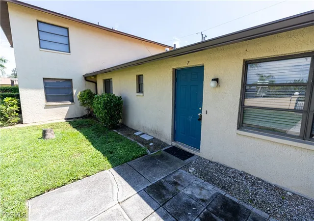 2nd image of 1104 Se 8Th St, Cape Coral, FL 33990