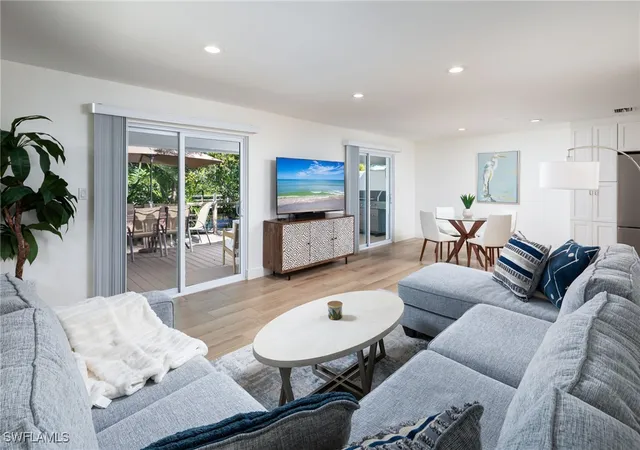 Listing Photo 4 - Condo for sale in building located at 1595 Curlew Ave, Naples, FL 34102 - Unit #4