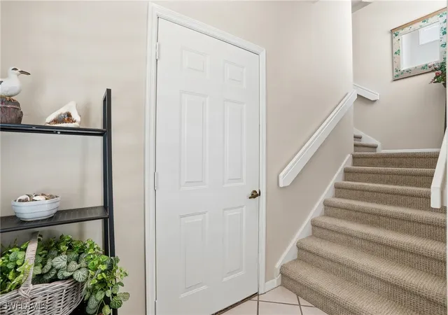 Listing Photo 4 - Condo for sale in building located at 7680 Oleander Gate Dr, Naples, FL 34109 - Unit #J202