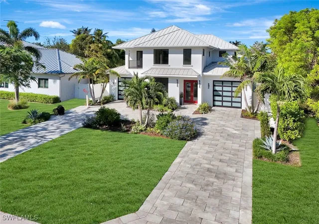 Photo 4 of Single family home for sale at 739 5th Avenue N, Naples, FL 34102 | MLS# 226005784 | Listing updated on 2026-05-23
