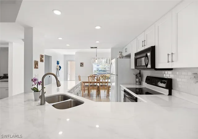 Listing Photo 5 - Condo for sale in building located at 821 Gulf Pavilion Dr, Naples, FL 34108 - Unit #106