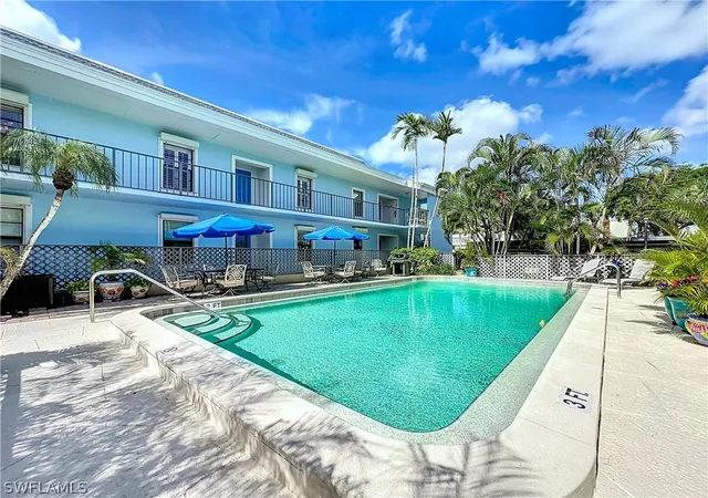 5th image of 1065 8Th St S, Naples, FL 34102
