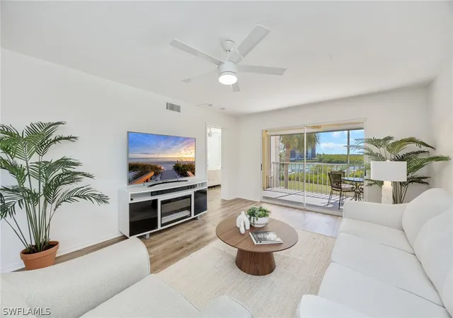 Listing Photo 4 - Condo for sale in building located at 320 Horse Creek Dr, Naples, FL 34110 - Unit #308