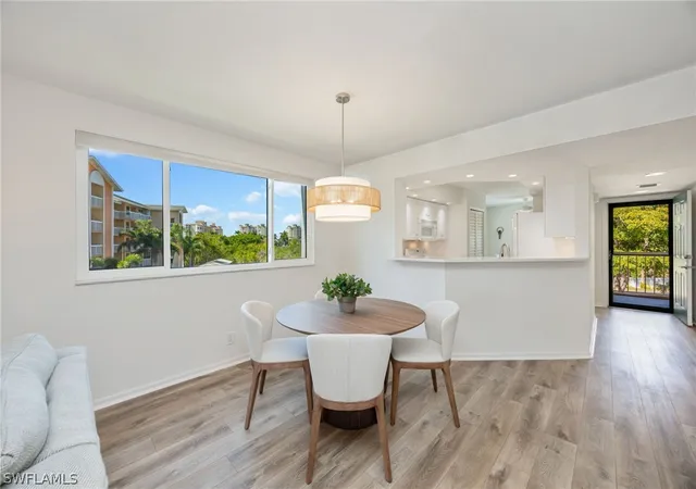 Listing Photo 5 - Condo for sale in building located at 320 Horse Creek Dr, Naples, FL 34110 - Unit #308