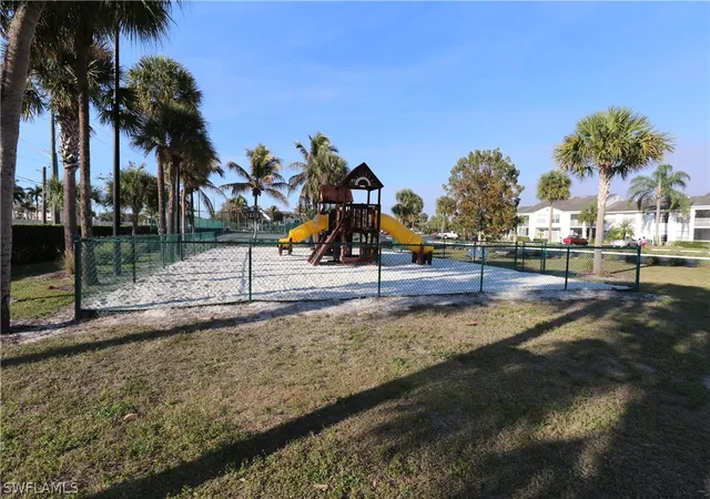 2nd image of 142 Santa Clara Dr, Naples, FL 34104
