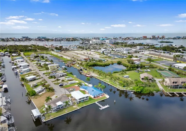 4th image of 870 Oak St, Fort Myers Beach, FL 33931 | MLS# 2026010270