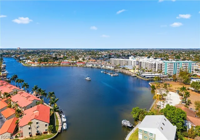 Homes for sale in Cape Coral, FL | 5121 Sunnybrook Court, Cape Coral, FL 33904 | Houzeo