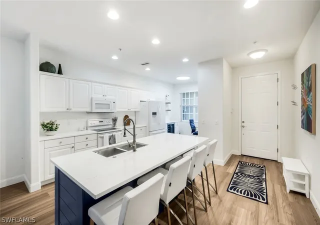 Listing Photo 5 - Condo for sale in building located at 4843 Hampshire Ct, Naples, FL 34112 - Unit #105