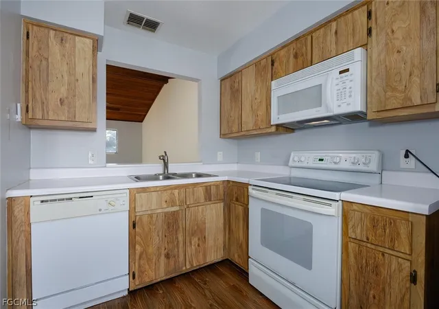 Photo 4 of Townhouse for sale at 9303 Lennex Ln, Fort Myers, FL 33919 | MLS# 2026011981 | Listing updated on 2026-10-01