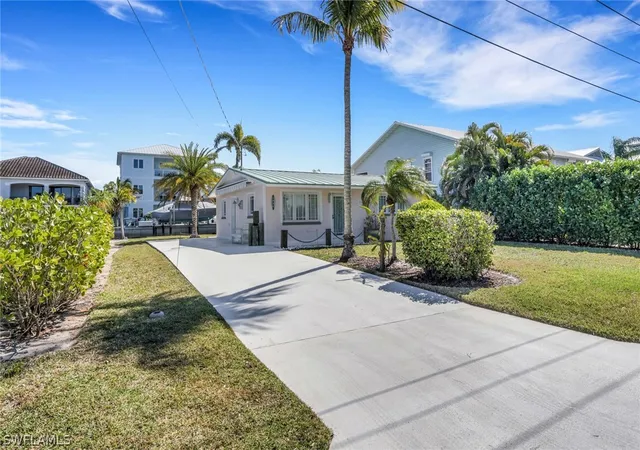 Photo 1 of Single family home for sale at 1290 Venetian Way, Naples, FL 34110 | MLS# 226010892 | Listing updated on 2026-09-01