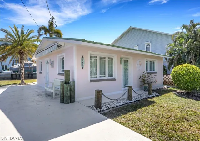Photo 3 of Single family home for sale at 1290 Venetian Way, Naples, FL 34110 | MLS# 226010892 | Listing updated on 2026-09-01