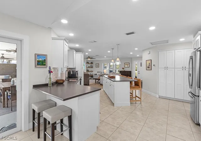 4th image of 2610 Sw 37Th Ter, Cape Coral, FL 33914 | MLS# 2026012340
