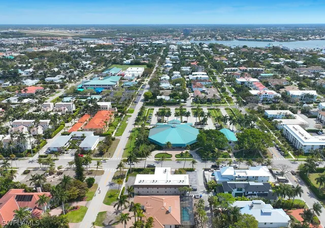 2nd image of 940 3Rd St S, Naples, FL 34102
