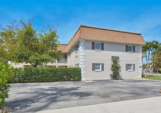 3rd image of 940 3Rd St S, Naples, FL 34102