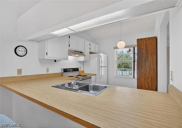 Listing Photo 5 - Condo for sale in building located at 1704 Kings Lake Blvd, Naples, FL 34112 - Unit #201