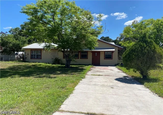 4th image of 4014 N Edgewater Cir, Labelle, FL 33935 | MLS# 226012941