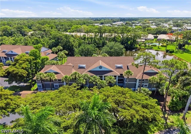 4th image of 660 Wiggins Bay Dr, Naples, FL 34110