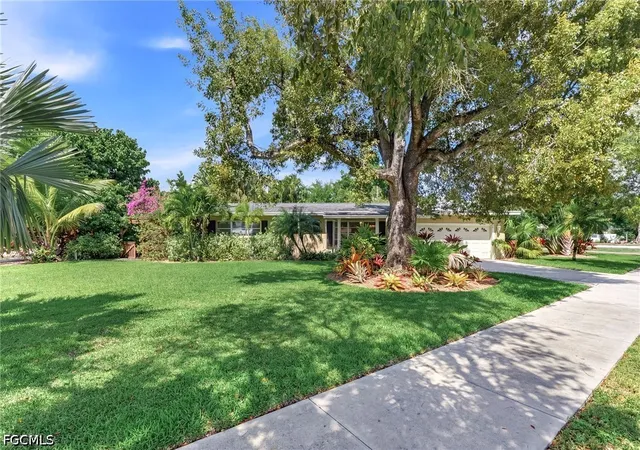 Photo 4 of Sale Pending at 1511 Alcazar Ave, Fort Myers, FL 33901 | MLS# 2026015073 | Listing updated on 2026-07-15