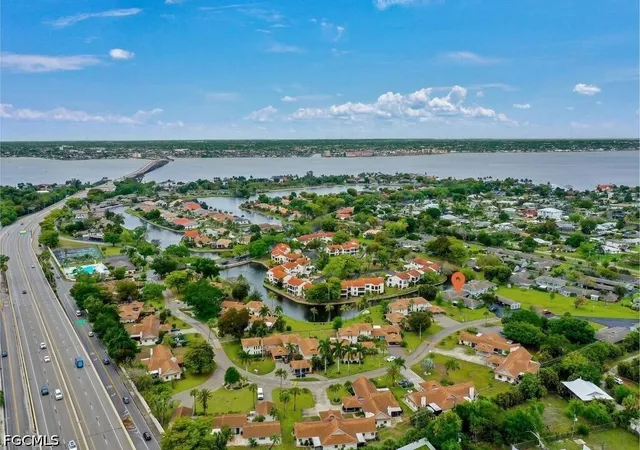 2nd image of 4263 Island Cir, Fort Myers, FL 33919