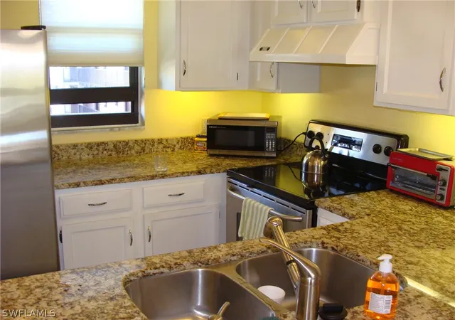 Listing Photo 4 - Condo for sale in building located at 807 River Pt Dr, Naples, FL 34102 - Unit #201D