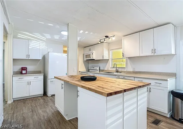 Photo 3 of Manufactured home for sale at 9 Moorhead Manor #9, Naples, FL 34112 | MLS# 226014270 | Listing updated on 2026-05-02