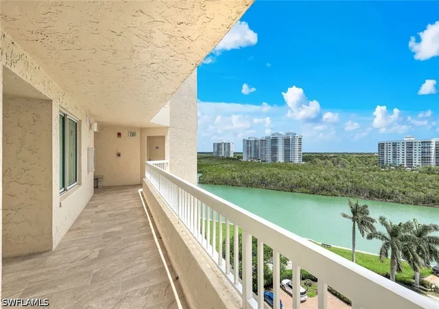 Listing Photo 2 - Condo for sale in building located at 21 Bluebill Ave, Naples, FL 34108 - Unit #B905