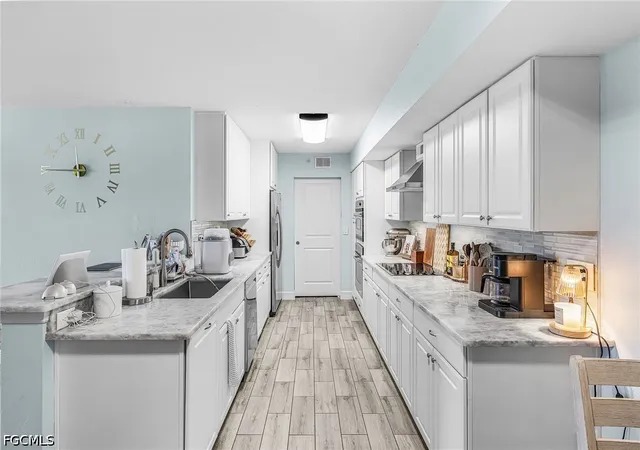 Listing Photo 4 - Condo for sale in building located at 13621 Eagle Ridge Dr, Fort Myers, FL 33912 - Unit #1517