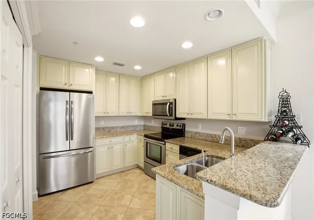 Listing Photo 5 - Condo for sale in building located at 13010 Pebblebrook Pt Cir, Fort Myers, FL 33905 - Unit #101
