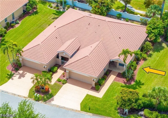 Photo 3 of Townhouse for sale at 5472 Peppertree Dr, Fort Myers, FL 33908 | MLS# 2026017586 | Listing updated on 2026-10-01