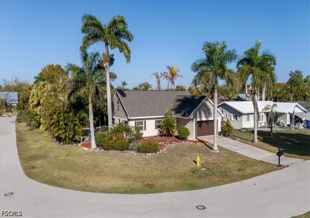 Photo 2 of Sale Pending at 7165 Columbia Cir E, Fort Myers, FL 33908 | MLS# 2026017957 | Listing updated on 2026-07-19