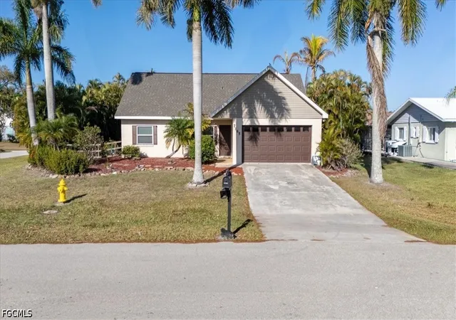 Photo 3 of Sale Pending at 7165 Columbia Cir E, Fort Myers, FL 33908 | MLS# 2026017957 | Listing updated on 2026-07-19