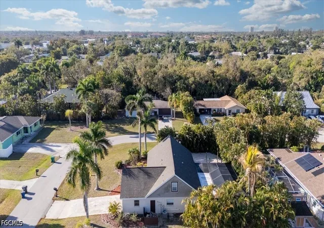 Photo 3 of Sale Pending at 7165 Columbia Cir E, Fort Myers, FL 33908 | MLS# 2026017957 | Listing updated on 2026-07-19