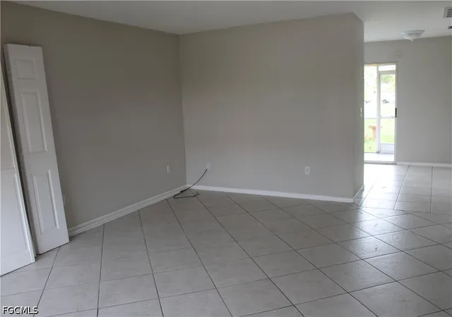 Listing Photo 4 - Condo for sale in building located at 511 Se 5Th Pl, Cape Coral, FL 33990