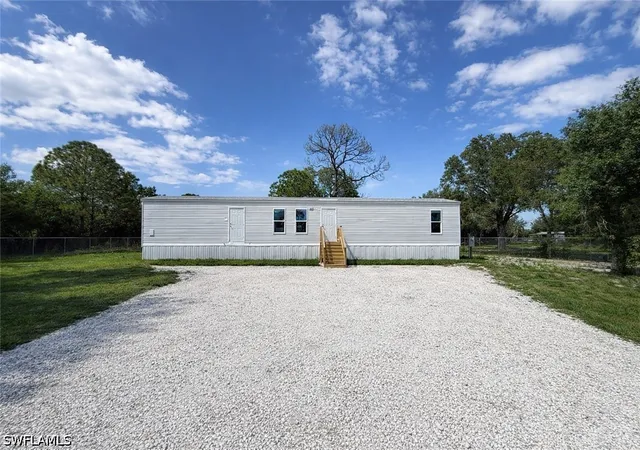 1st image of 163 Avenida Del Sur, Clewiston, FL 33440 | MLS# 226015258