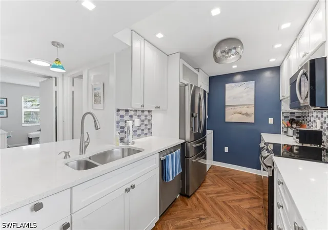 Listing Photo 4 - Condo for sale in building located at 1100 Little Neck Ct, Naples, FL 34102 - Unit #F52