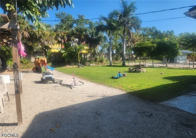Photo 3 of Single family home for sale at 4707 Duera Mae Dr, Fort Myers, FL 33908 | MLS# 2026019019 | Listing updated on 2026-04-25