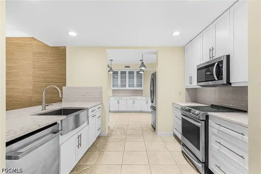 Listing Photo 2 - Condo for sale in 221 9Th St S located at 221 9Th St S, Naples, FL 34102 - Unit #301