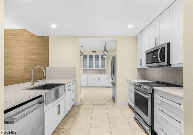 Listing Photo 2 - Condo for sale in building located at 221 9Th St S, Naples, FL 34102 - Unit #301
