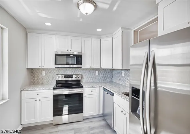 Listing Photo 2 - Condo for sale in building located at 6220 Augusta Dr, Fort Myers, FL 33907 - Unit #311