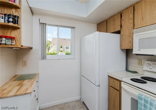 Listing Photo 4 - Condo for sale in building located at 1008 Manatee Rd, Naples, FL 34114 - Unit #G106