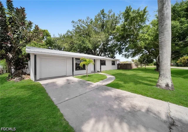 2nd image of 2085 E Tobago Cir, Fort Myers, FL 33905 | MLS# 2026020221