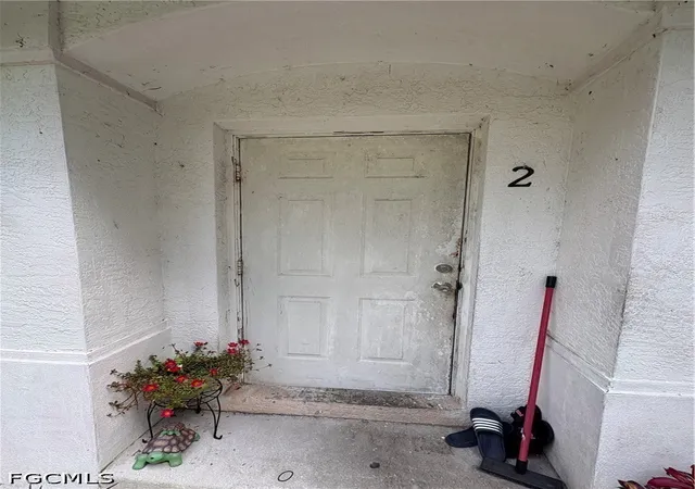 Listing Photo 4 - Condo for sale in building located at 3123 Pine Tree Dr, Naples, FL 34112