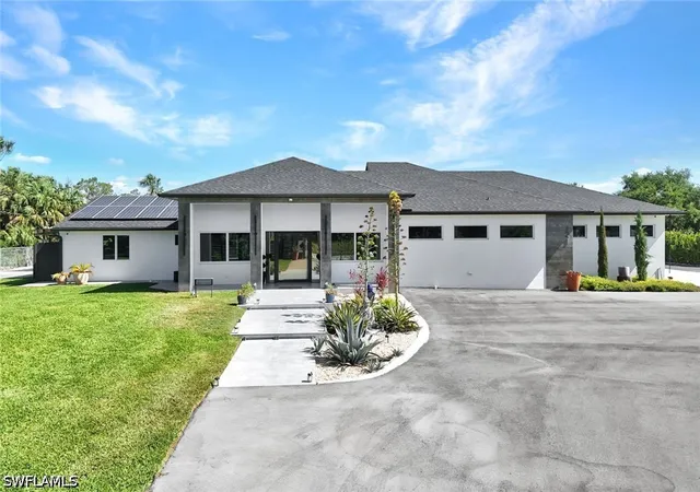Photo 3 of Sale Pending at 121 20th Avenue Ne, Naples, FL 34120 | MLS# 226017724 | Listing updated on 2026-08-03