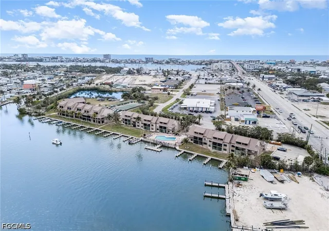 2nd image of 898 Buttonwood Dr, Fort Myers Beach, FL 33931