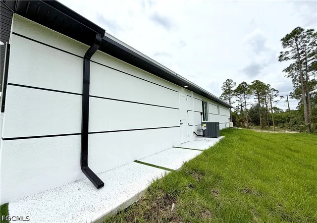 Photo 3 of Single family home for sale at 1013 Lincoln Ave, Lehigh Acres, FL 33972 | MLS# 2026021457 | Listing updated on 2026-05-11